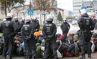 Sitzblockaden, die das Ziel haben, andere Versammlungen oder Demonstrationen zu stören, sind nach dem neuen Gesetzentwurf nicht mehr zulässig. Das Bild zeigt eine Sitzblockade von Demonstranten gegen einen Aufmarsch der rechten Szene im November 2018 in Bielefeld. - Sarah Jonek