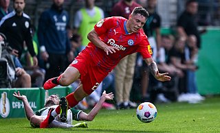 Kiels Nicolai Remberg wird hier durch Patrick Twardzik zu Fall gebracht. - Teresa Kröger