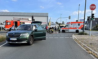 Die Berufsfeuerwehr Gütersloh rückte unter Leitung von Pascal Rahmer an, um die Unfallstelle abzusichern und auslaufende Betriebsstoffe aufzunehmen. Foto: Thorsten Heß - Thorstn Heß