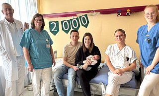 Freuen sich über die Geburt des 2.000 Babys: Chefarzt Michael Patrick Lux, leitende Oberärztin Christine Schmücker, Jonas und Jana Kraft mit Konrad, Doreen Hertwig und Hebamme Lea Ackermann. - St. Vincenz-Kliniken