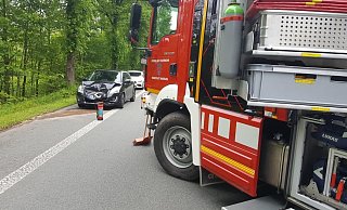 Die Feuerwehr half be der Bergung des Fahrzeugs aus dem Wald. - Dieter Scholz