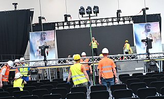 Seit Mittwoch bauten rund 200 ehrenamtliche Helferinnen und Helfer für die Sommerkongresse auf. Diesen Freitag sollen sie nun losgehen. - BARBARA FRANKE