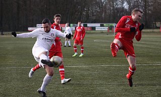 Abschluss: Carlos Carvalho (l.) ist einer der Spieler des VfL Holsen, die zum Rückzug der Mannschaft aus der Landesliga Stellung beziehen. - Björn Kenter