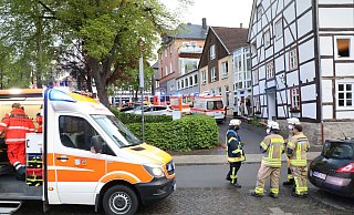 17. Mai: Großeinsatz mit 17 Verletzten (Massenanfall an Verletzten, MANF) am Gebrüder-Warburg-Platz. - Simone Flörke