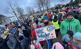 Auf dem Platz vor der Delbrücker Stadthalle haben sich mehrere hundert Menschen zur Demonstration versammelt. - Jens Reddeker