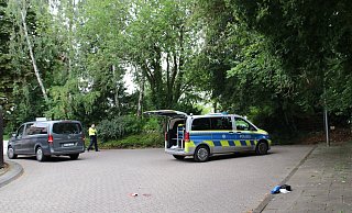 Links steht Zivilbulli der Herforder Polizei, der dem Rollerfahrer folgte, daneben ein zweites Einsatzfahrzeug. - (Archivbild): Claus Frickemeier