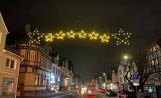 Die neue Weihnachtsbeleuchtung erstrahlt die Lange Straße in Beverungen. - Beverungen Marketing