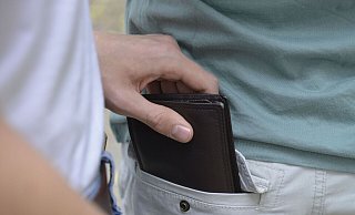 Die Antänzer haben es nicht unbedingt auf Frauen-Handtaschen abgesehen, sie nähern sich männlichen Passanten, um an Handys oder Geldbörsen zu kommen. - Symbolfoto: picture alliance / Schoening