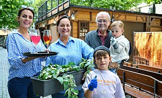 Vier Generationen packen mit an: Karen Schneider (2.v.l.) mit Tochter Christina, den Enkeln Oscar und Josef sowie Vater Walter. - Barbara Franke