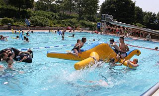 Kinder toben im Nieheimer Freibad - ob der Bäderbetrieb im Mai wieder aufgenommen wird ist unklar. - Stadt
