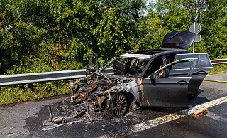 Das Fahrzeug brannte fast vollständig aus. - Feuerwehr Porta Westfalica