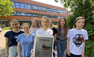 Franziska (v. l.), Inge, Laura, Thalisa und Finley haben zusammen mit den beiden Lehrerinnen Pia Sundermann (2. v. r.) und Klaudia Baumgard (3. v. r.) die zweite Ausgabe der Schülerzeitung zusammengestellt. - Nicole Sielermann