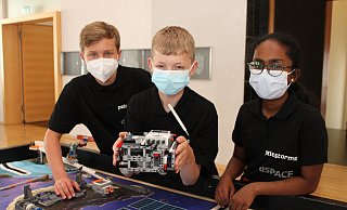 Julius (v.l.), Justus und Sarah, Schüler des Pelizaeus Gymnasium und dem Team Pelestorms präsentieren ihren Lego-Roboter. - Sebastian Beeg