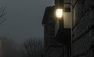 Die Täter fesselten und knebelten ihr Opfer, bevor sie es mehrfach schwer misshandelten. - Symbolfoto