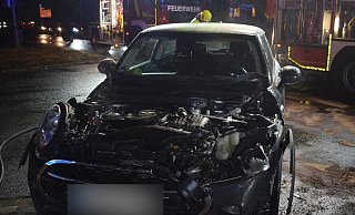 Die Fahrerin des Mini Cooper soll ungebremst bei Rot in die Kreuzung gefahren sein und kollidierte dort mit einem Nissan. - Polizei Herford