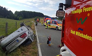 Das Unglücksfahrzeug blieb im Straßengraben der K 13 liegen. - David Schellenberg