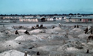 Das Kriegsgefangenenlager Stalag (Stammlager) 326 existierte auf dem Gelände der heutigen Polizeischule zwischen Hövelhof und Stukenbrock-Senne. Stukenbrock gehörte bis 1970 zum Kreis Paderborn. Auf dem Foto aus dem Jahr 1941 sind restliche Erdhöhlen und im Hintergrund das fast fertige Kriegsgefangenen-Barackenlager zu sehen. - © LWL-Medienzentrum für Westfalen