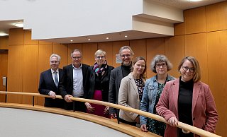 Kathrin Clausen (rechts) ist neue Schulrätin für Grundschulen im Kreis Herford. An ihrer Einführung nahmen teil (v. l.): Landrat Jürgen Müller, Michael Uhlich und Iris Hohberg von der Bezirksregierung, Schulrat Eduard Rammert, Schulrätin Annette Mühlenmeier und Schulrätin Gabriele Ortner. - Frank-Michael Kiel-Steinkamp