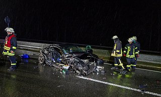 Der Audi wurde stark beschädigt. - Feuerwehr Porta/Michael Horst