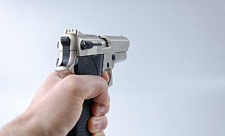 Mit einer Schusswaffe und einem Messer bedrohten die Räuber ihre Opfer. - Stefan Becker