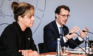Hendrik Wüst (CDU) und seine Stellvertreterin Mona Neubaur nehmen Stellung zu aktuellen politischen Themen. - dpa