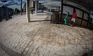 Voller Flecken: Das Jahnplatz-Pflaster sieht teils schlimm aus. Doch der zuständige Dezernent sieht nicht nur die Stadt in der Pflicht, etwas zu tun. Denn den Dreck verursachen Nutzer des Platzes. - Mike-Dennis Mller / www.mdm.photo