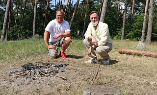 Die Anwohner Uwe Hofmeister (l.) und Stefan Grzesko fordern mehr Kontrollen, da trotz des Verbots regelmäßig Lagerfeuer in Waldnähe angezündet werden. - Mareike Gröneweg