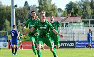 Last-Minute-Treffer: Kapitän Daniel Flottmann (r.) und Aday Ercan (l.) versuchen den Rödinghauser Siegtorschützen Niklas Wiemann einzufangen. - Joel Beinke