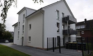 Keine Ausschreibung durchgeführt, keine Vergleichsangebote eingeholt: Die Aktenlage bei der SGH zu dem 2020 als Ersatz für ein abgebranntes Haus an gleicher Stelle errichteten Neubau in der Memeler Straße 12 beschreiben die Gutachter von Deloitte als "unvollständig und intransparent". - Jörg Stuke