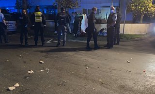 Polizei-Einsatz in Rheda-Wiedenbrück: Einige Personen wehrten sich gegen die Platzverweise. Die Polizei nahm sieben der Beteiligten mit in Gewahrsam. - Thorsten Heß