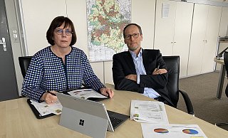 Kämmerin Andrea Linnemann und Bürgermeister Bernd Poggemöller hoffen auf eine Änderung der Regelung. - Dirk Windmöller