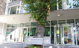 Die Hauptverhandlung vor dem Herforder Jugendschöffengericht gestaltete sich schwierig, da die beiden Zeugen zunächst nicht erschienen und schließlich von der Polizei vorgeführt werden mussten. - Claus Frickemeier