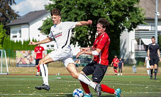 Fünf Tore im Derby: Die Holser mit Timo Wiegmann (l.) unterlagen unglücklich mit 2:3. - Joel Beinke