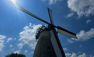 Die 1861 erbaute Windmühle bildet bis heute den Mittelpunkt des Ortsteils. - Danielle Dörsing
