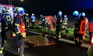 Der Fahrer des Autos wurde von Feuerwehr und Rettungsdienst befreit. - Feuerwehr Stemwede/Torsten Fischer