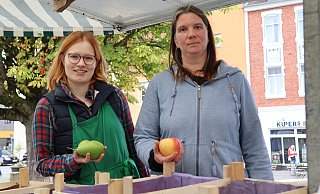 Katharina Schütte (l.) und Sandra Braun vom Obsthof Aping aus Stemwede wünschen sich mehr Marktstände auf dem Platz. - Marco Hilla