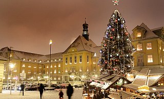 So ähnlich könnte es aussehen, wenn zum Weihnachtsmarkt der große Weihnachtsbaum der "Ravensberger Himmelspforte" tatsächlich vom Alten Markt auf den Rathausplatz umziehen würde. - Frank-Michael Kiel-Steinkamp