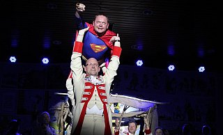 Seit vielen Jahren bereichert die Männergarde auch den großen Galaabend der Steinheimer Karnevalsgesellschaft mit jecken Auftritten, ließ beispielsweise 2018 Jürgen Spier als Superman einfliegen. - Madita Schellenberg