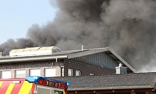 Beim Großbrand einer Industriehalle in der Straße Obere Kreienbrede waren 200 Einsatzkräfte der Feuerwehren aus dem Kreis Herford sowie zahlreiche Kräfte von Polizei und Rettungsdienst im Einsatz. - Claus Frickemeier