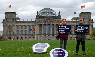 Symbolische, große Fußspuren sind bei einer Aktion des Vereins Lobbycontrol auf dem Platz der Republik vor dem Reichstagsgebäude zu sehen. Mit der Aktion aus 2021 wollten die Aktivisten deutlich machen, wie groß der Einfluss von Lobbyakteuren ist. - dpa