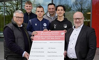 VfL-Funktionär Ulrich Weber (v. l.), der FSJler Julian Deibert, DSC-Torwart Artem Zaloha sowie Theesens Aydin Özsan und Spieler Berkay Cosar präsentieren mit dem Sparkassen-Vertreter Christoph Kaleschke das Pfingstturnier-Plakat. - Peter Unger