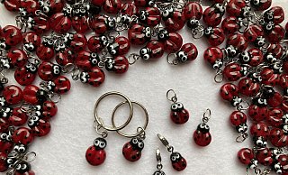 Sabine Stahr hat in ihrer Werkstatt 200 kleine Marienkäfer aus Murano-Glas gefertigt. Mit Unterstützung von Vereinsmitgliedern sind sie zu Ketten- und Schlüsselanhängern, Lesezeichen und Blumensteckern verarbeitet worden. - privat