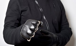 Ein 57-jähriger Löhner hat an der Bushaltestelle am Werre-Park mit einem Schlagring hantiert. Jugendliche riefen die Polizei. - Symolbild: Pixabay