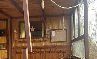 Die Unbekannten zerstören auch den tragenden Balken. Die Reparatur wird dauern. Foto: Privat - privat