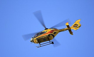 Nach dem Aufprall sei sofort eine Skilehrerin zur Stelle gewesen und habe Erste Hilfe geleistet. Zehn Minuten später sei der Rettungshubschrauber da gewesen. - (Symbolbild): Pixabay