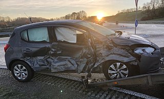Der Opel der 20-Jährigen musste abgeschleppt werden. - Polizei Höxter