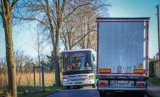 Auf der wichtigen Verbindungsstrecke im Bielefelder Süden wird es manchmal eng. Zu eng, meinen die Anlieger und wollten ein Durchfahrtverbot für den Schwerlastverkehr. - Sarah Jonek