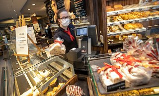 Schon zu Pandemie-Hochzeiten hat die Bäckerei Olsson ihre Öffnungszeiten angepasst - aufgrund der Energiekrise erwägt der Bäckereibetrieb nun eine weitere Verlürzung. - Archivbild/Oliver Krato