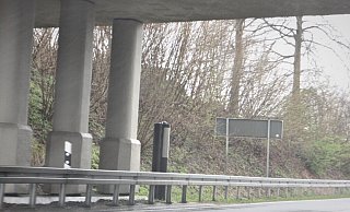 Kurz vor der Brücke hat der Kreis Paderborn ein neues Blitzgerät aufgestellt. - Uwe Müller