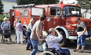 Markantes Gesicht: Ein Mercedes-Kurzhauber, Baujahr 1969, weckt das Interesse der Senioren im Lindenhof. Das ehemalige Feuerwehrfahrzeug hatten sich ein gelernter Kfz-Schlosser und eine Altenpflegerin als Wohnmobil ausgebaut. - Dieter Scholz
